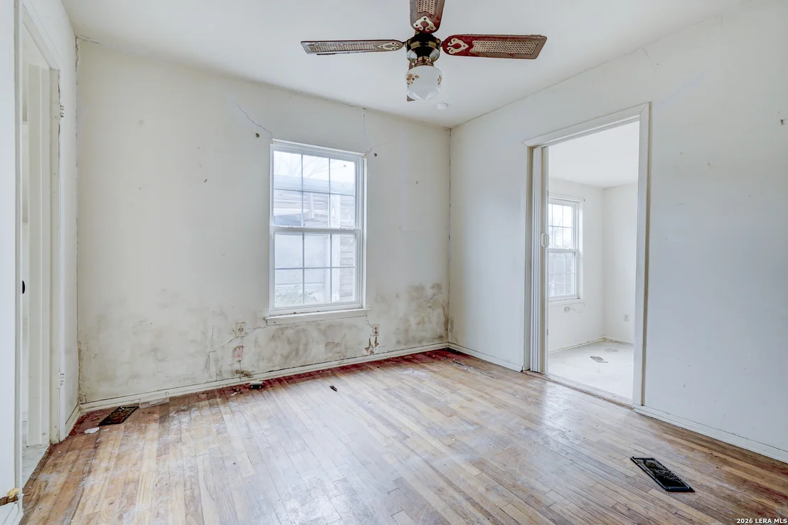 Photo of 318 VICKERS AVE