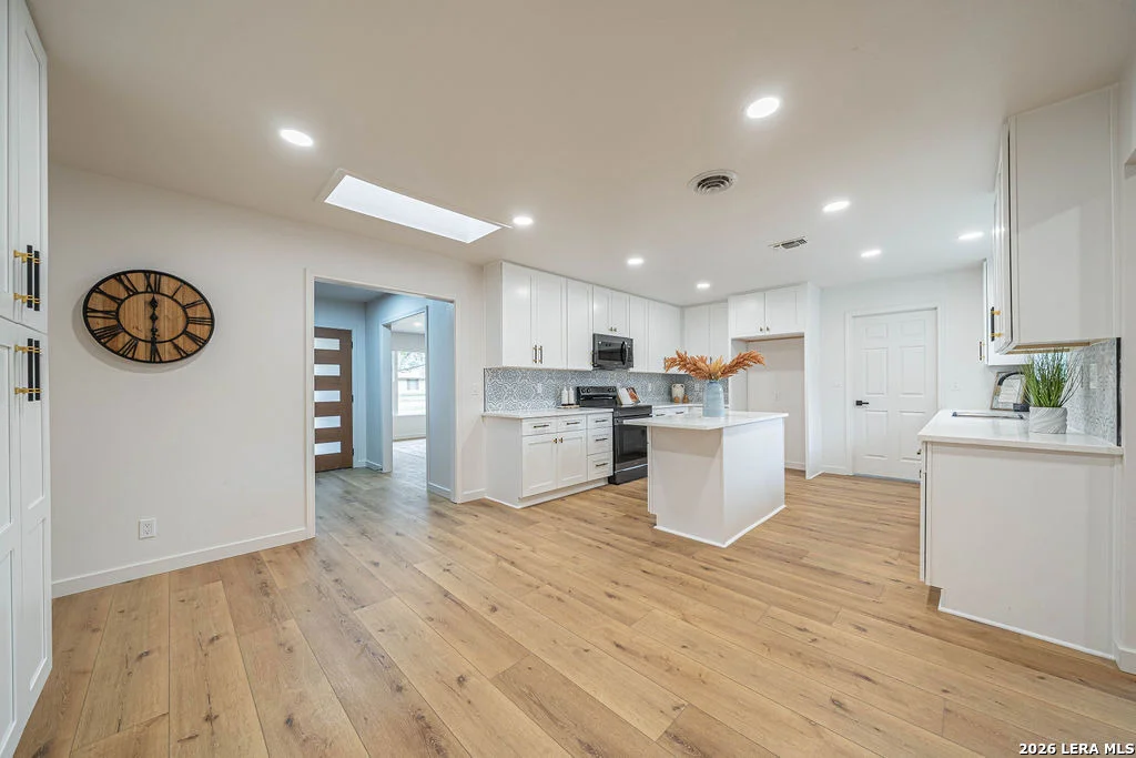 Photo of 355 Donella