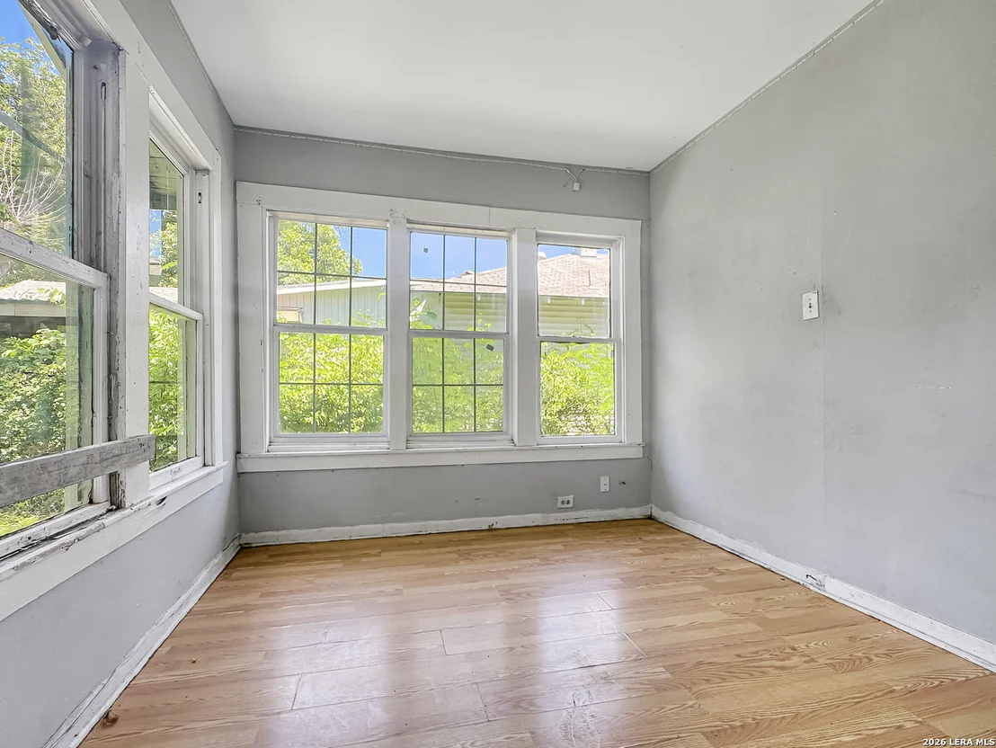 Photo of 423 Barrett Place
