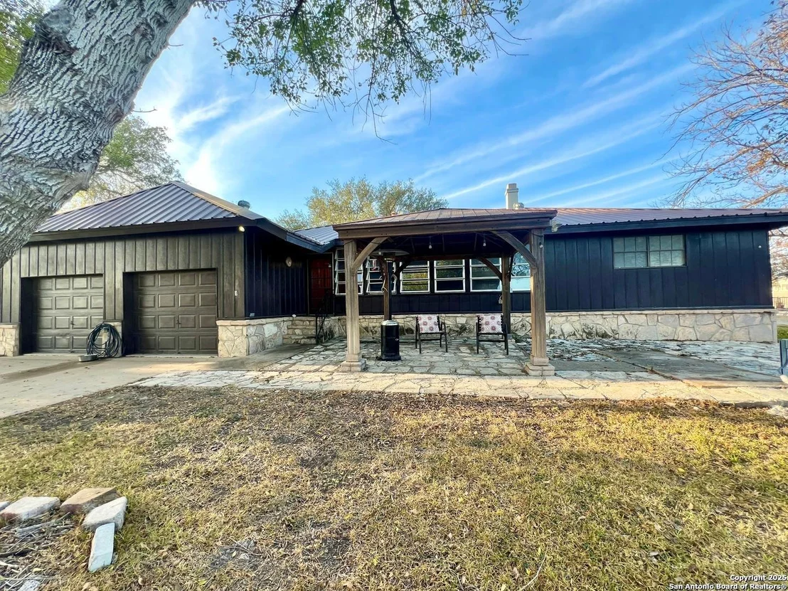 Photo of 433 Fort Clark Rd