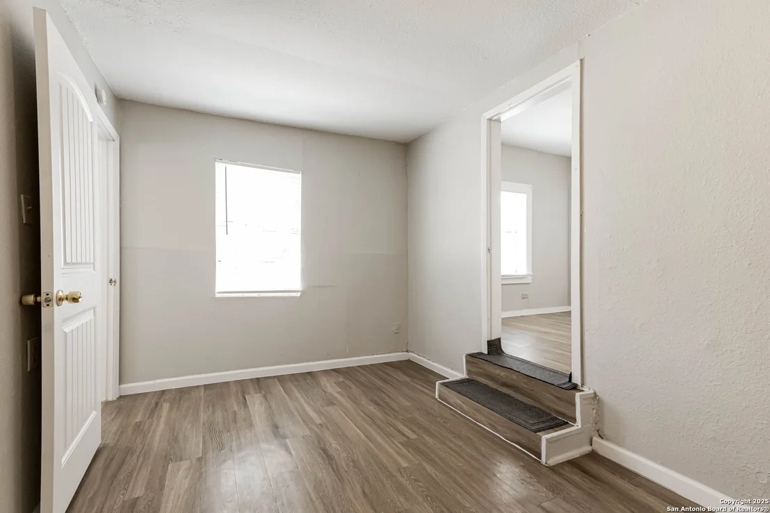 Photo of 835 Grosvenor