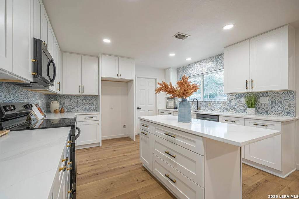 Photo of 355 Donella