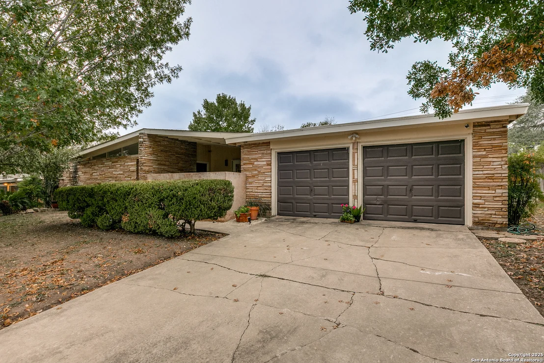 Photo of 230 One Oak Dr.