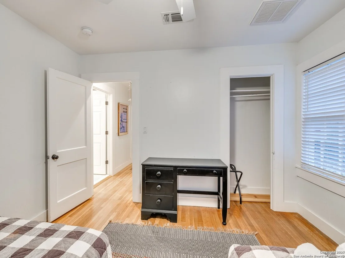 Photo of 337 W Hackberry St