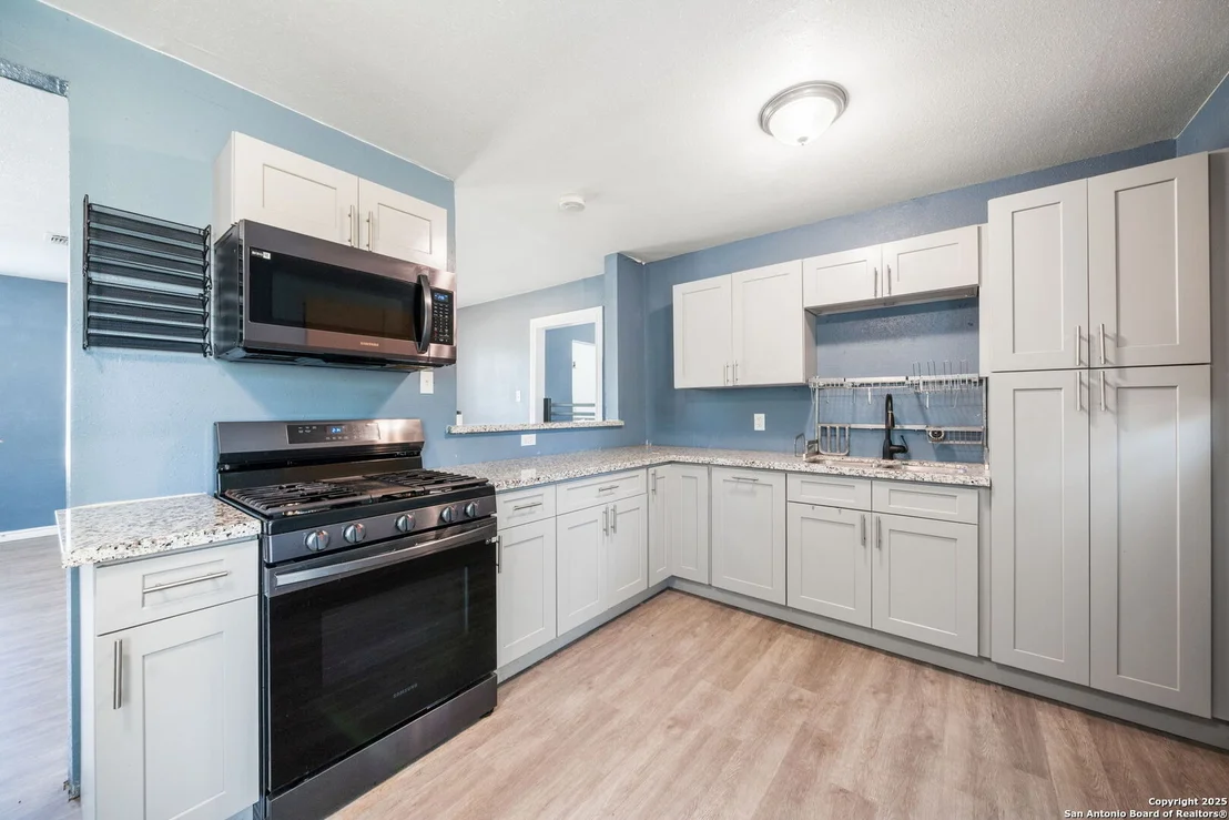 Photo of 915 Deely
