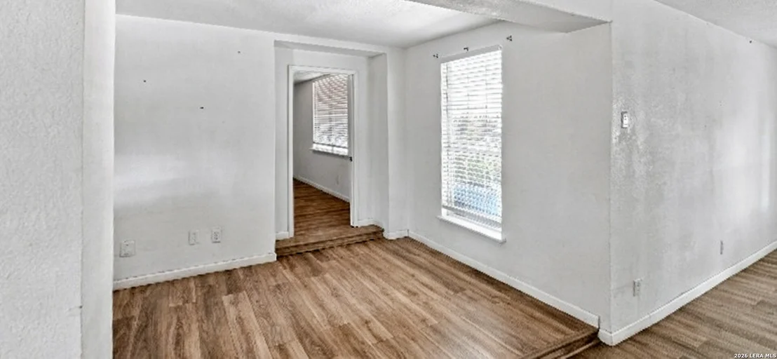 Photo of 645 W BROADVIEW DR