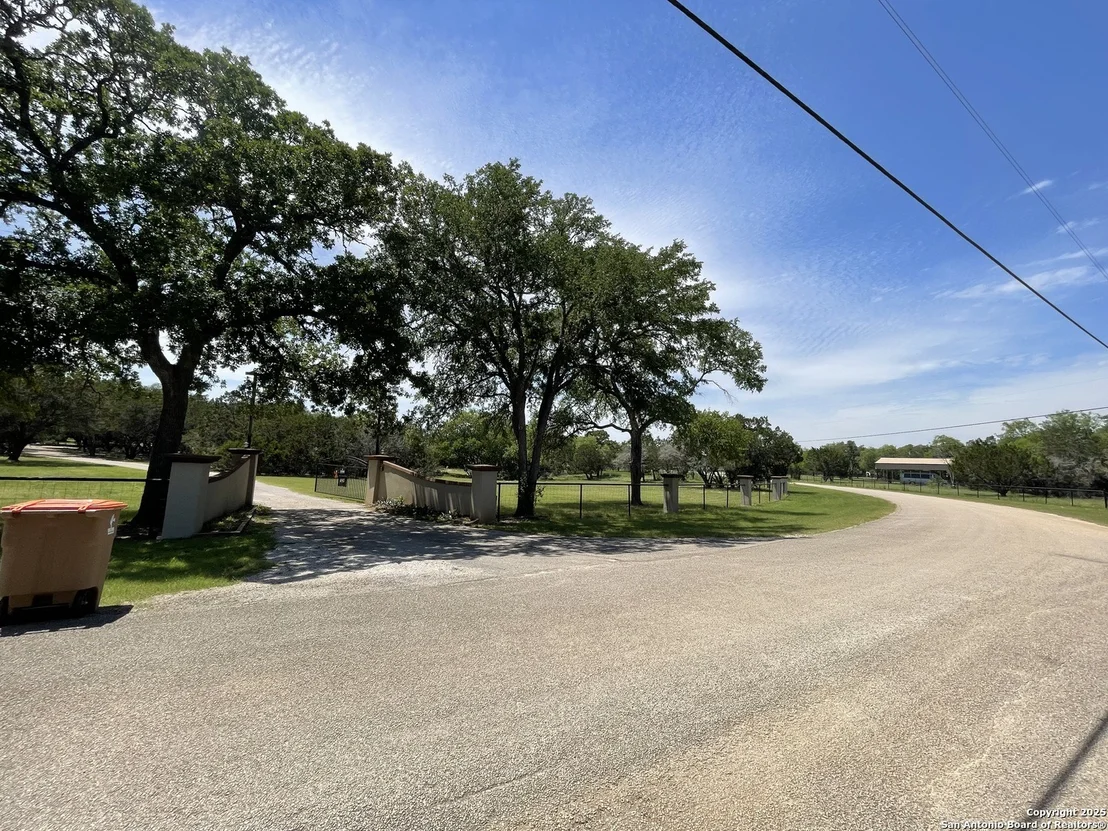 Photo of 450 Georg Oaks