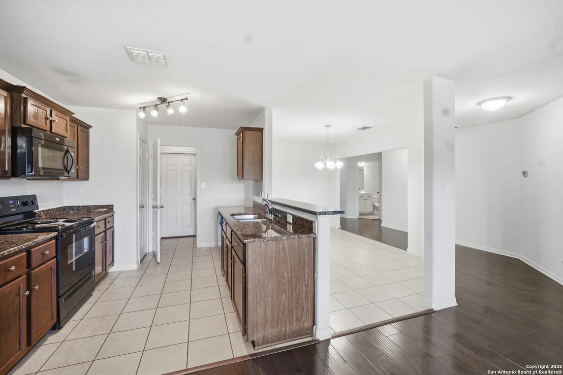 Photo of 6810 Luckey