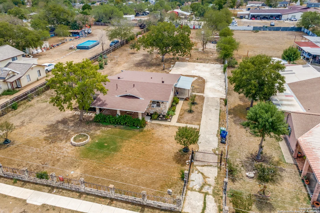 Photo of 606 W BAETZ BLVD