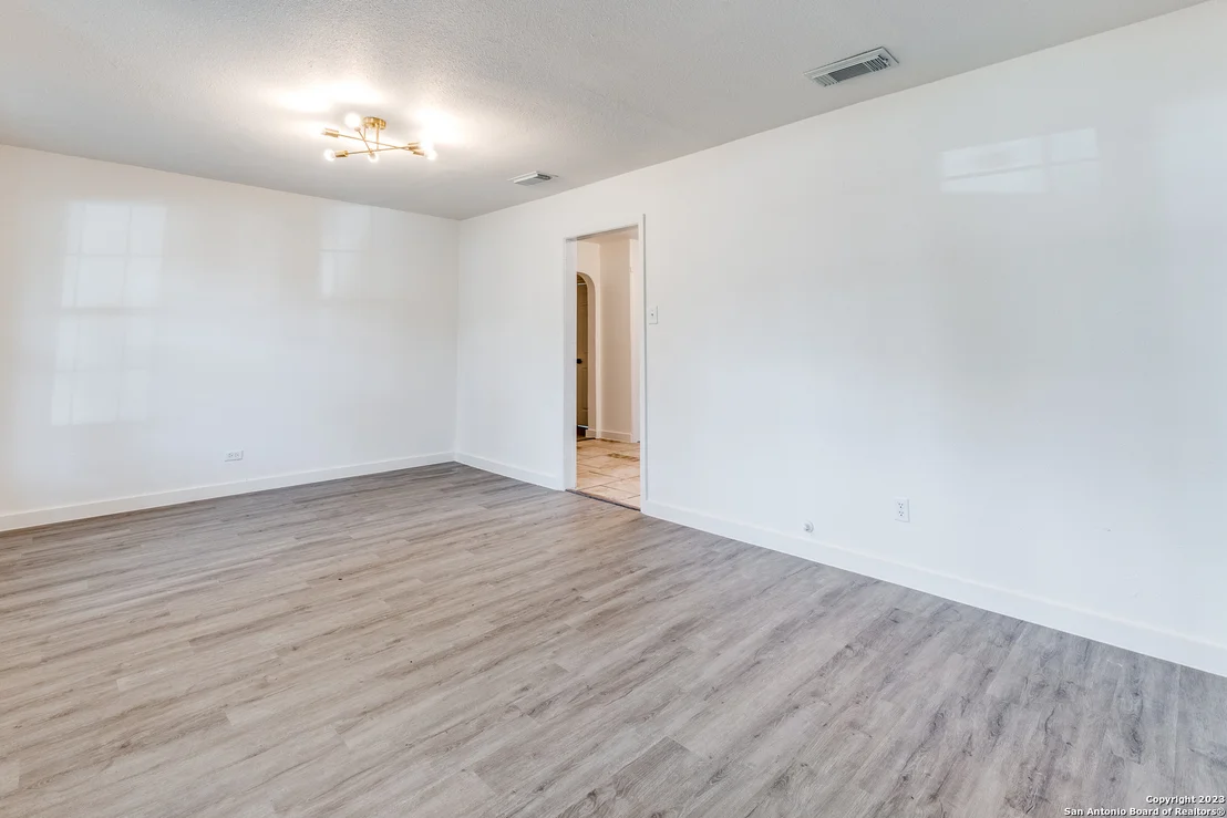 Photo of 827 WARE BLVD