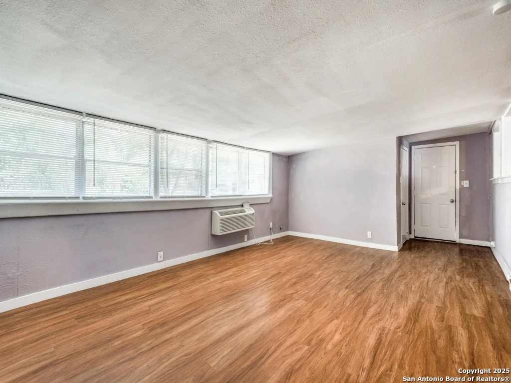 Photo of 615 Edgebrook