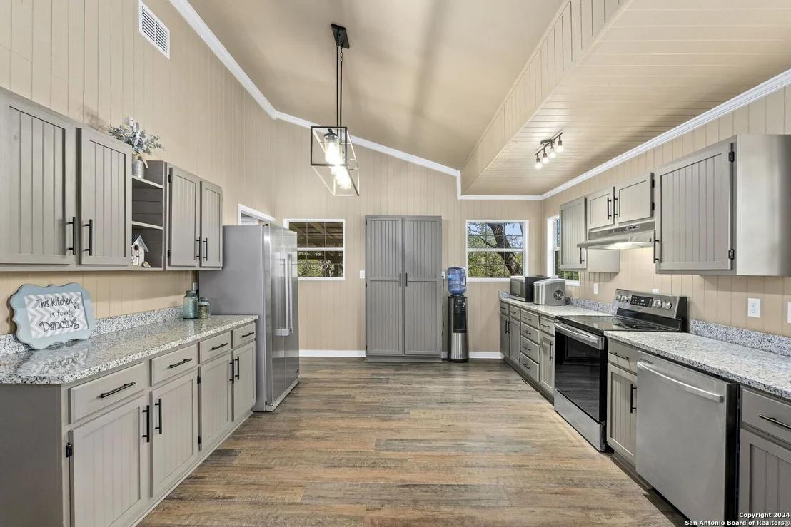 Photo of 592 Oakridge Trail