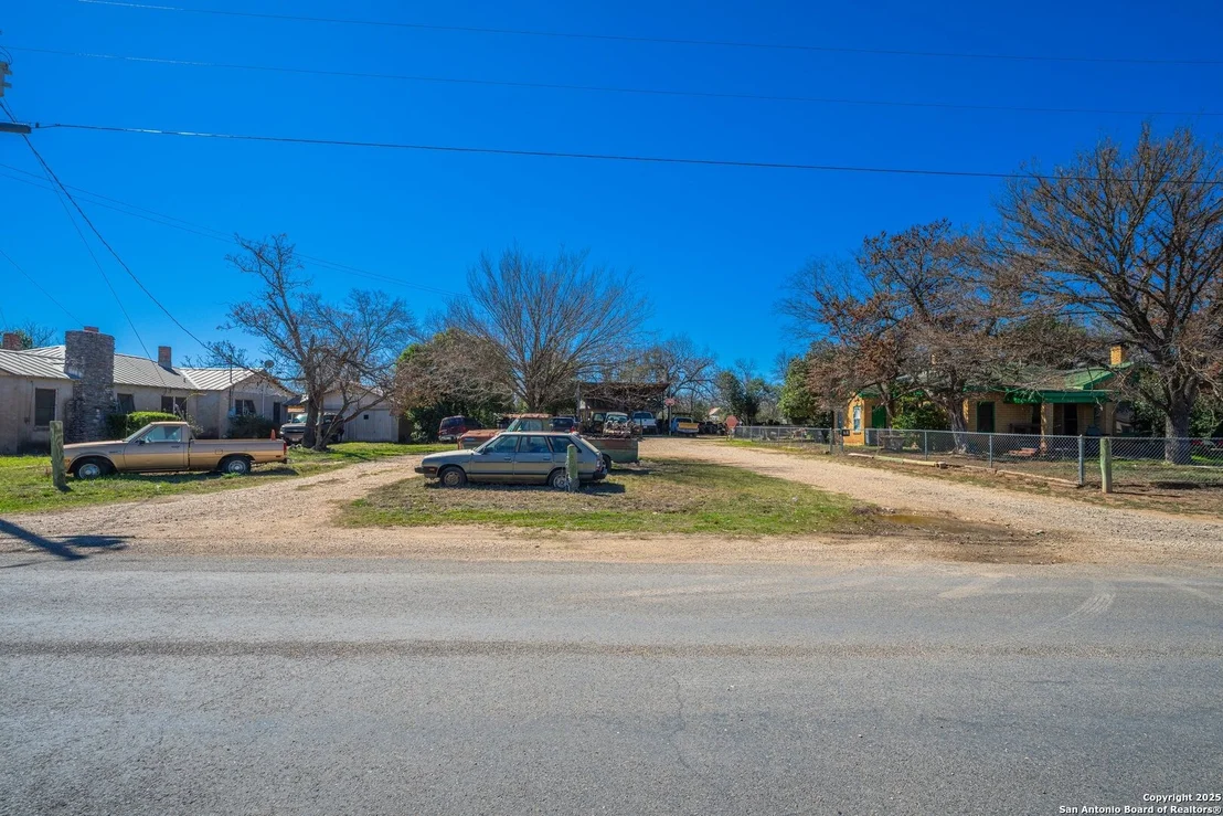 Photo of 547 Lindner Ave