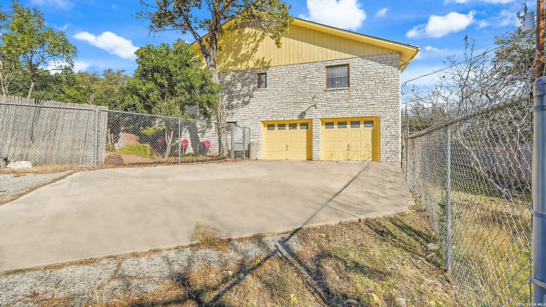 Photo of 132 W Outer Dr