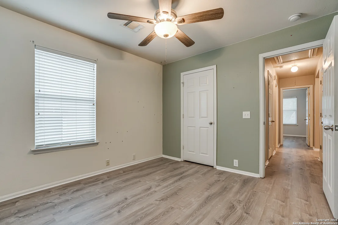 Photo of 15506 ROBIN FEATHER