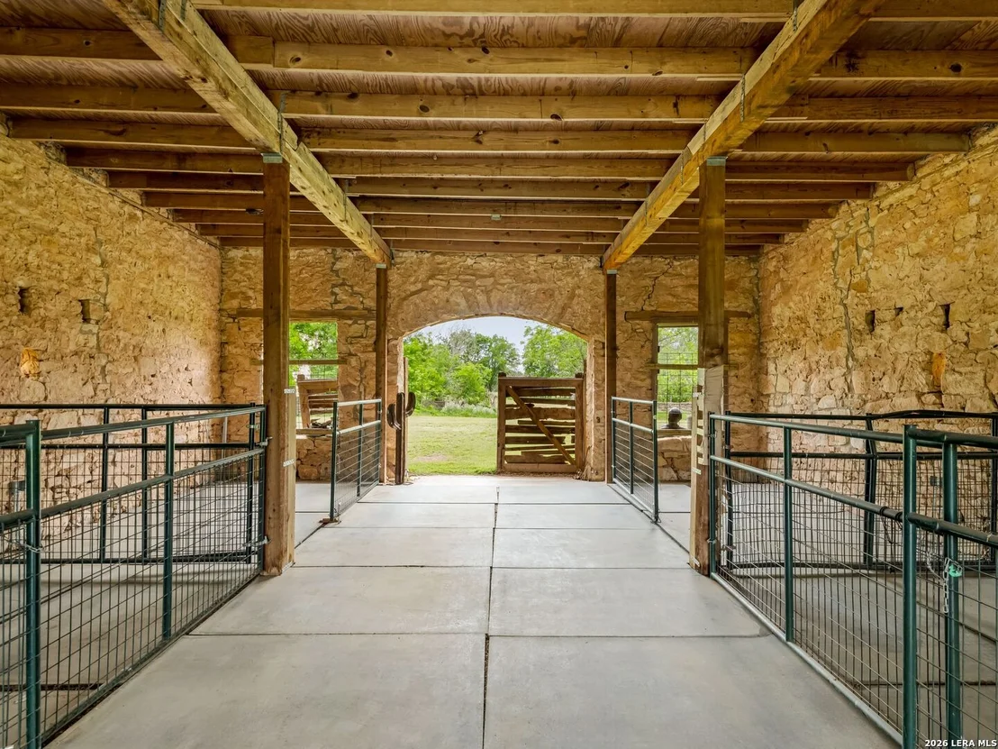 Photo of 426 RANCH ROAD 962 E