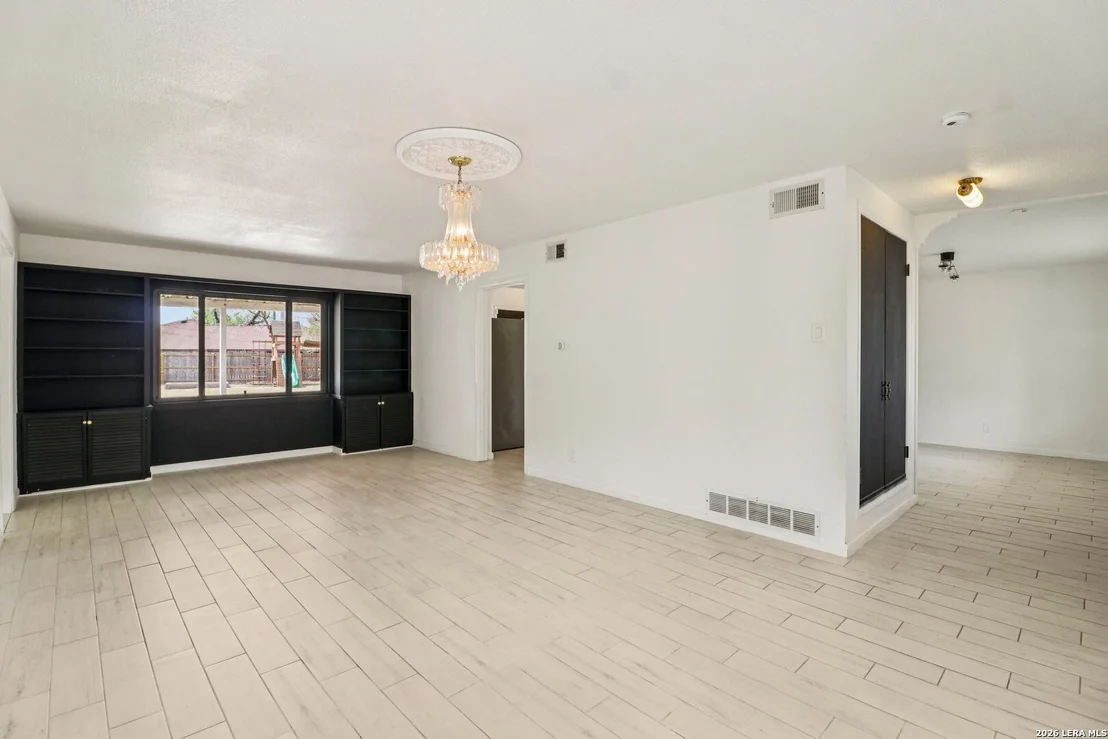 Photo of 302 WEATHERCOCK LN