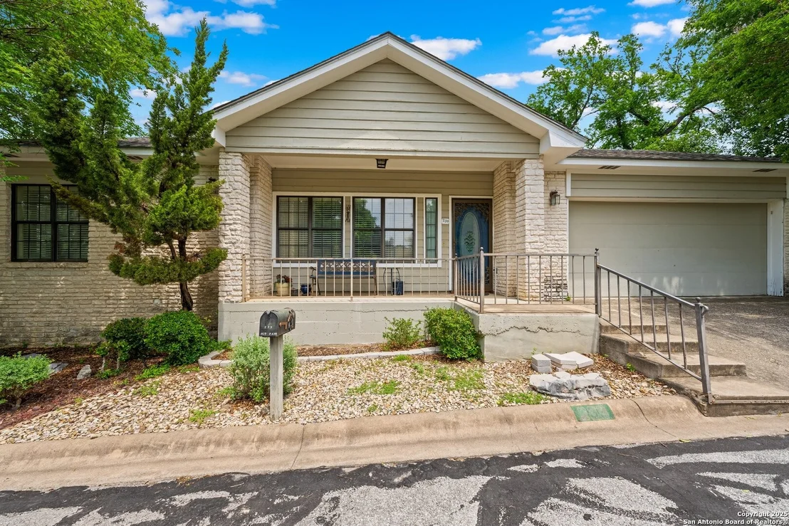 Photo of 239 Old Oaks