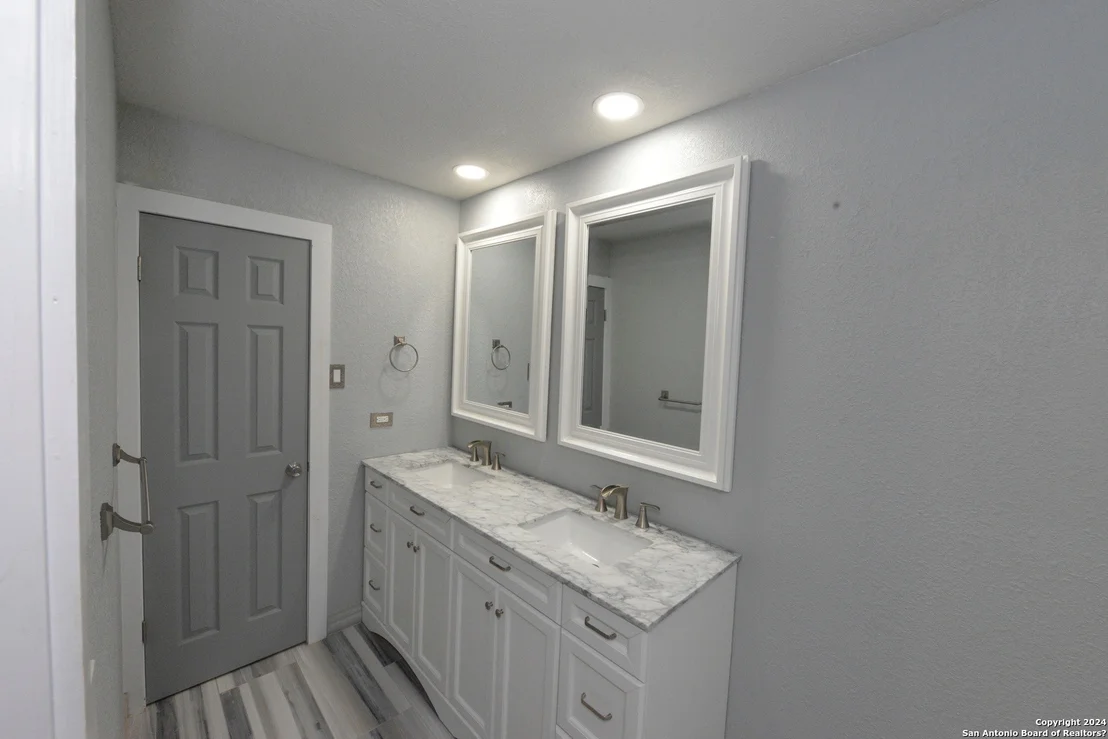 Photo of 4427 GREYSTONE DR