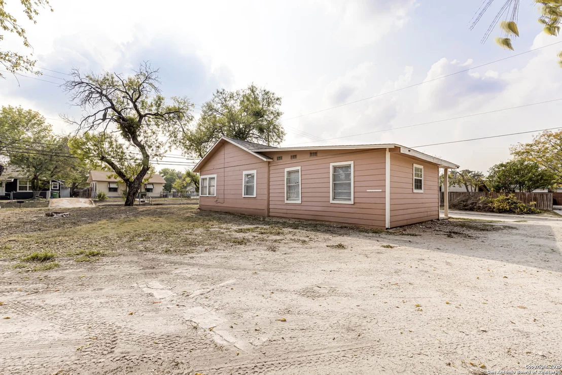 Photo of 835 Grosvenor