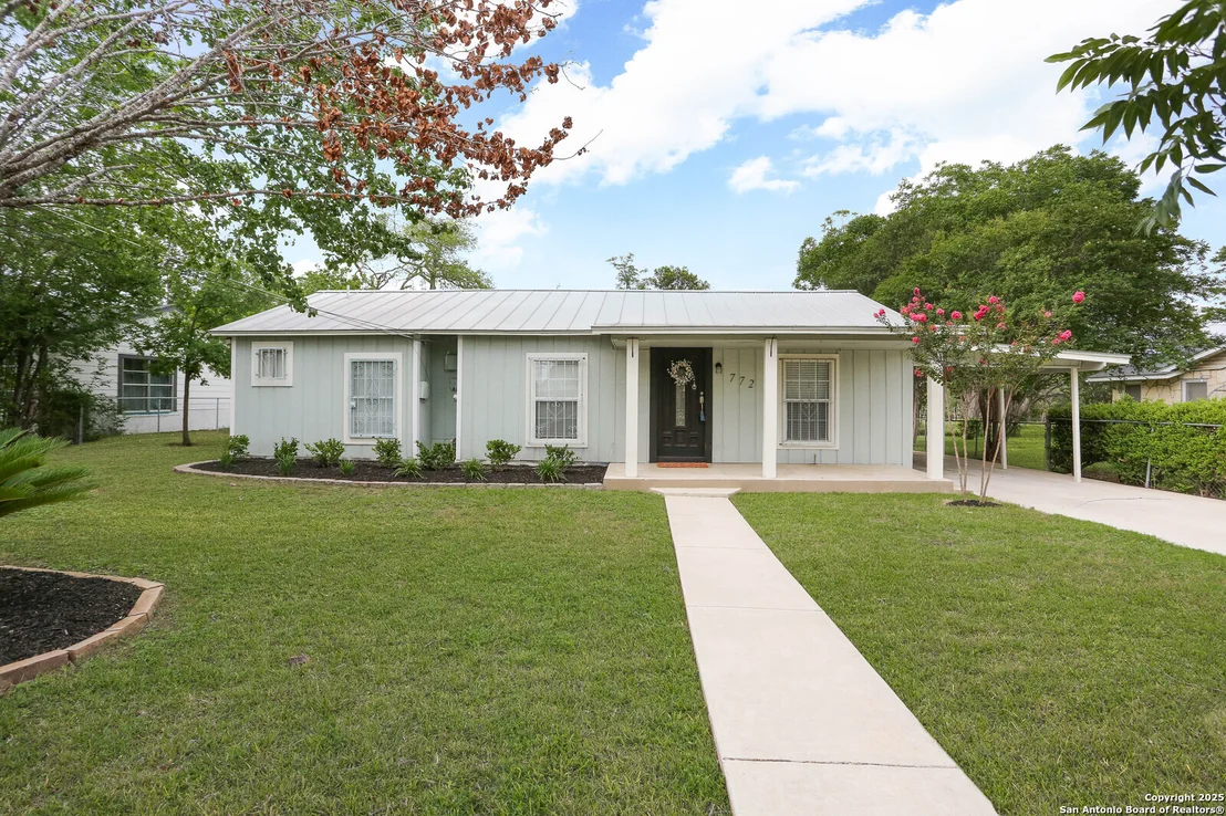 Photo of 772 Cresthill Rd