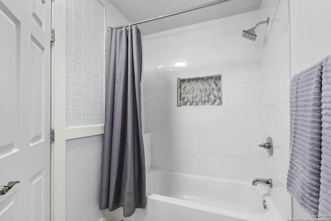 Photo of 592 Oakridge Trail