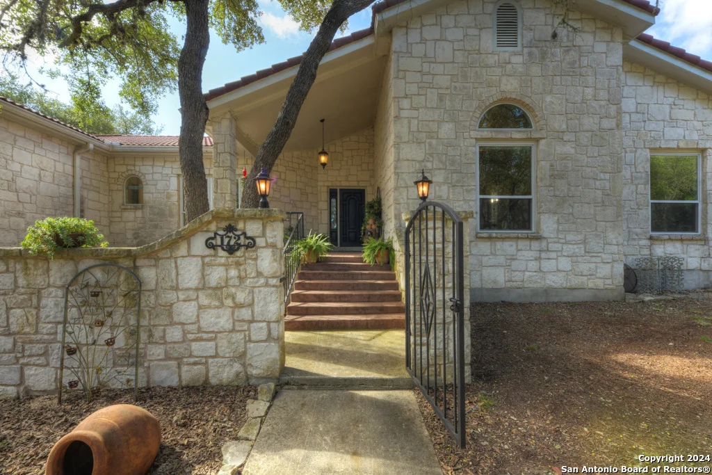 Photo of 172 LAKE FRONT DR