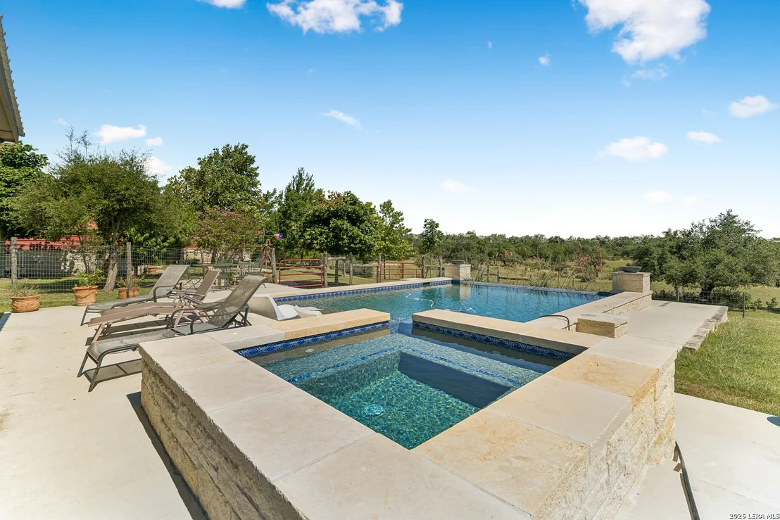 Photo of 652 OVERLOOK DR