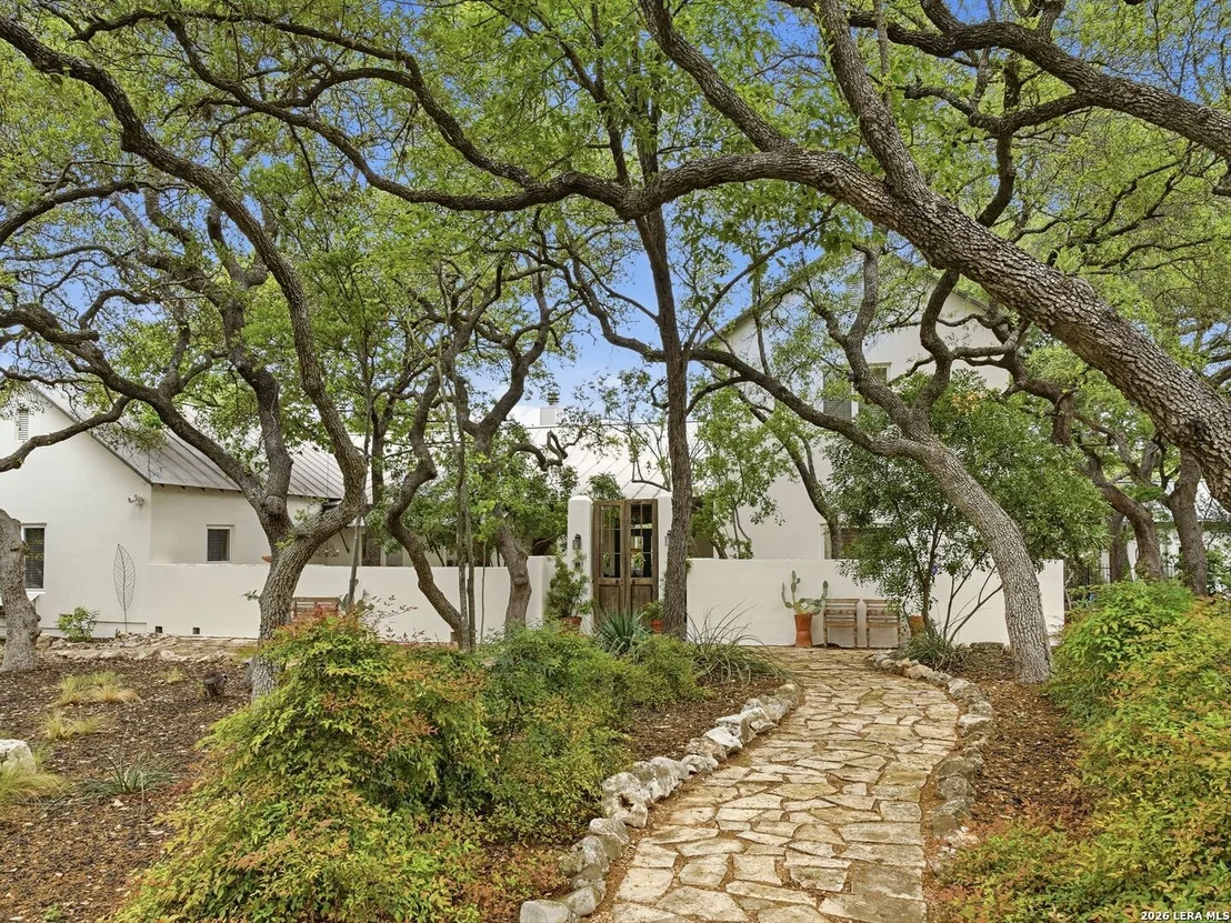 Photo of 2355 Oakland Bend