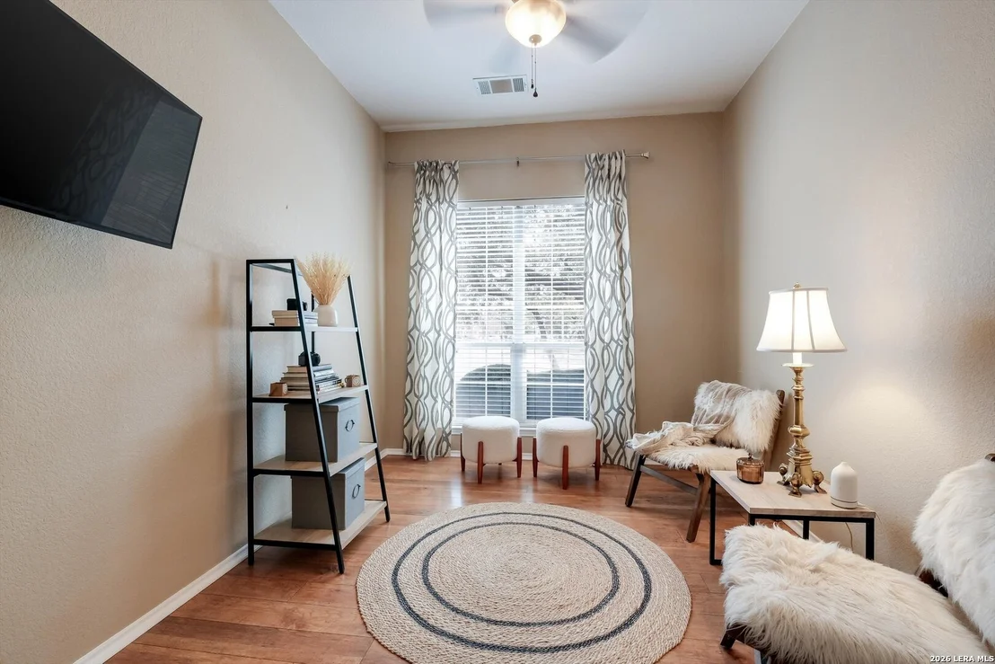 Photo of 823 Peg Oak