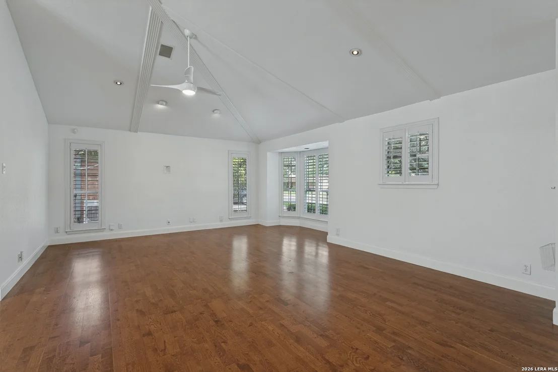 Photo of 538 OAKLEAF DR