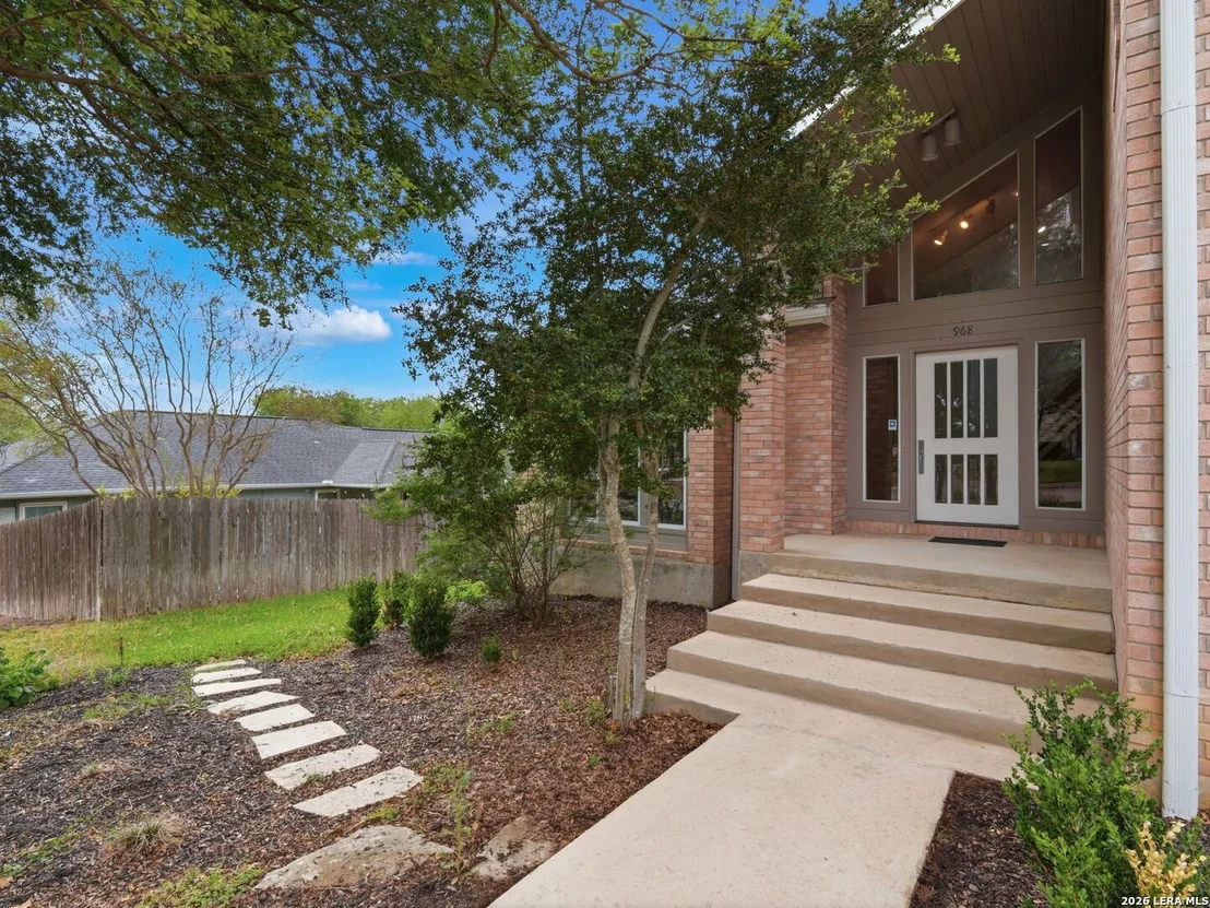 Photo of 968 Queens Dr.
