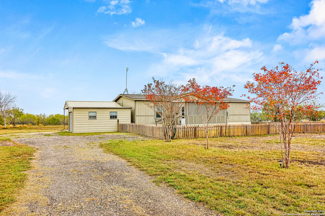 Photo of 609 Country Trail