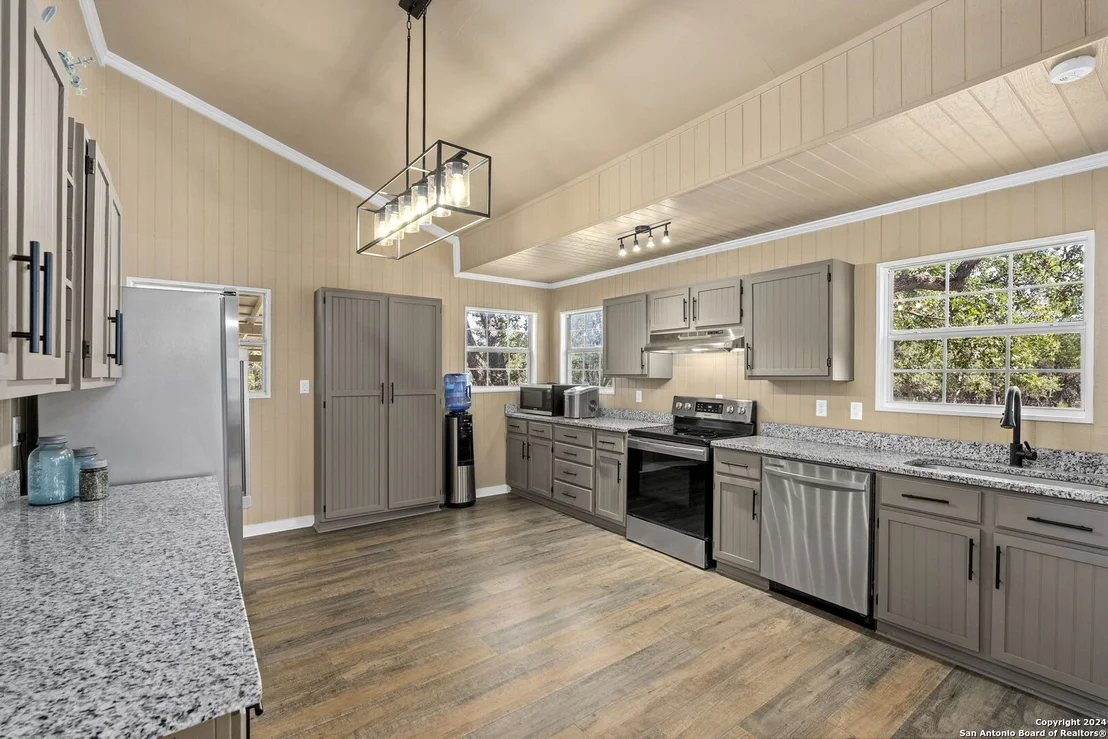 Photo of 592 Oakridge Trail