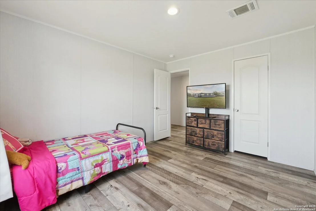 Photo of 385 Forest Oaks