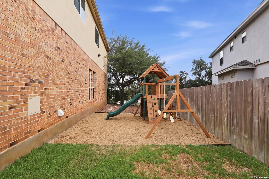 Photo of 831 Queens Oak