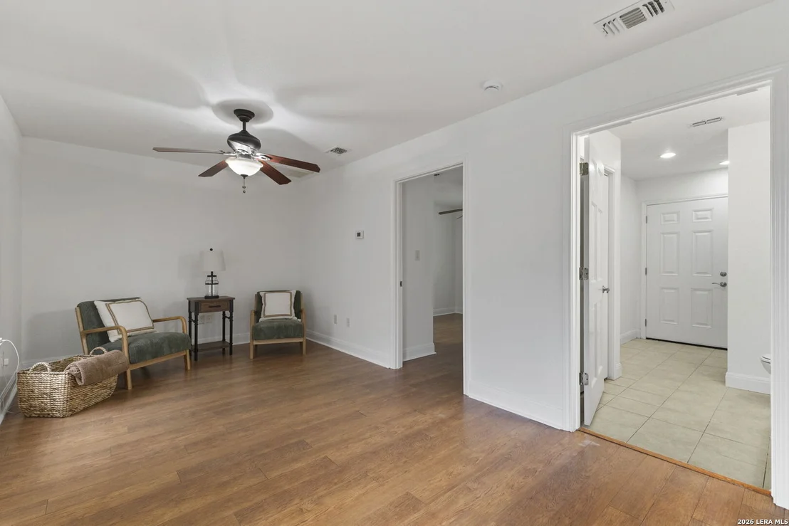 Photo of 128 Comal Oak