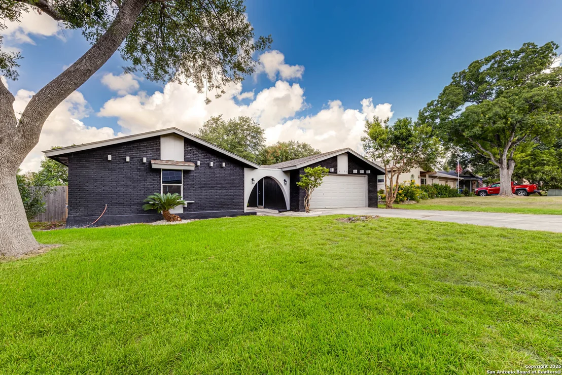 Photo of 6135 ROYAL PT