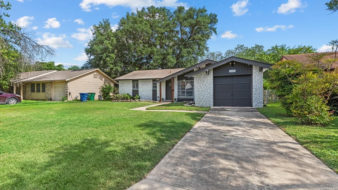 Photo of 4306 DESERT VIEW DR