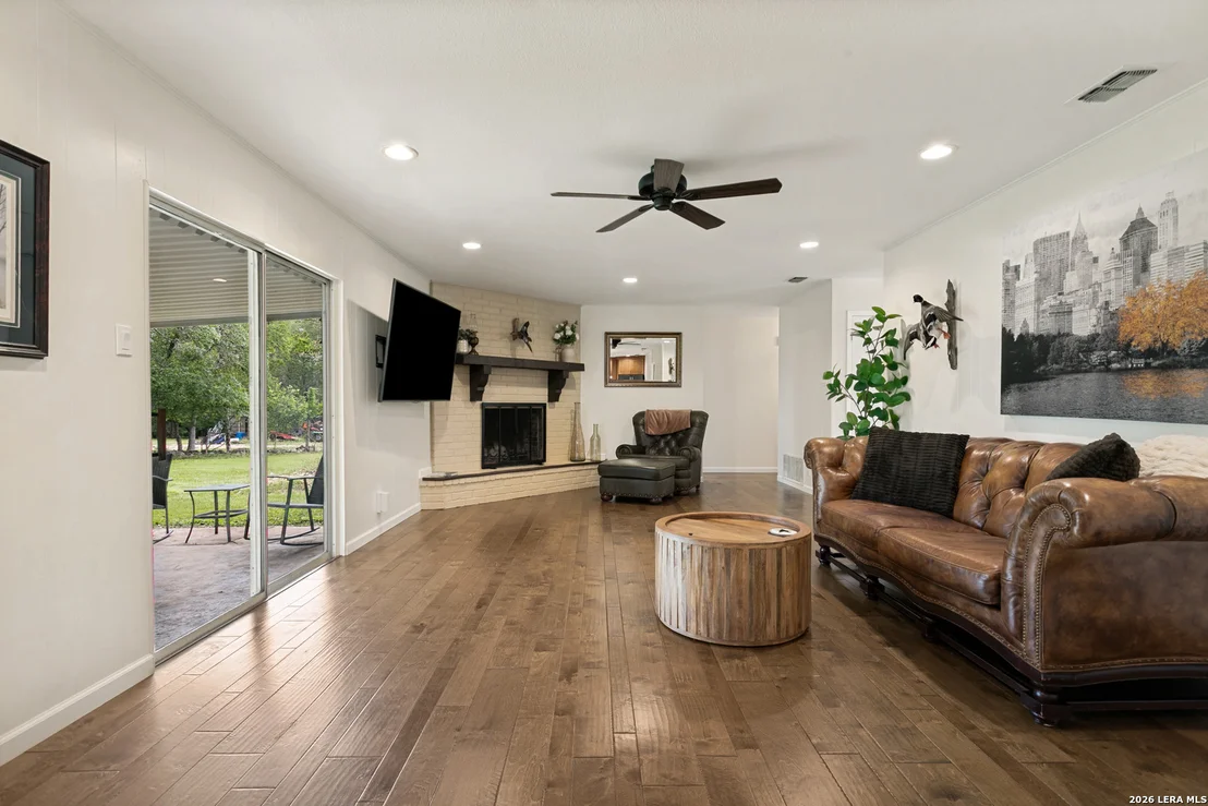 Photo of 3881 MENGER DR