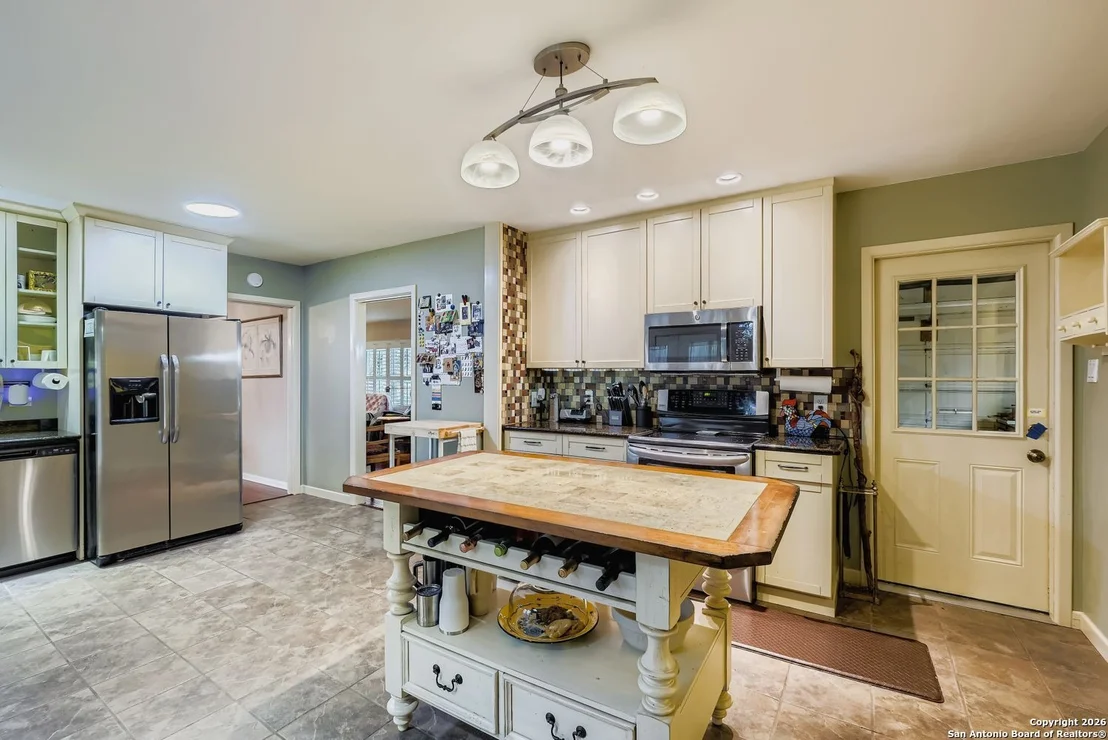 Photo of 615 CAVE LN