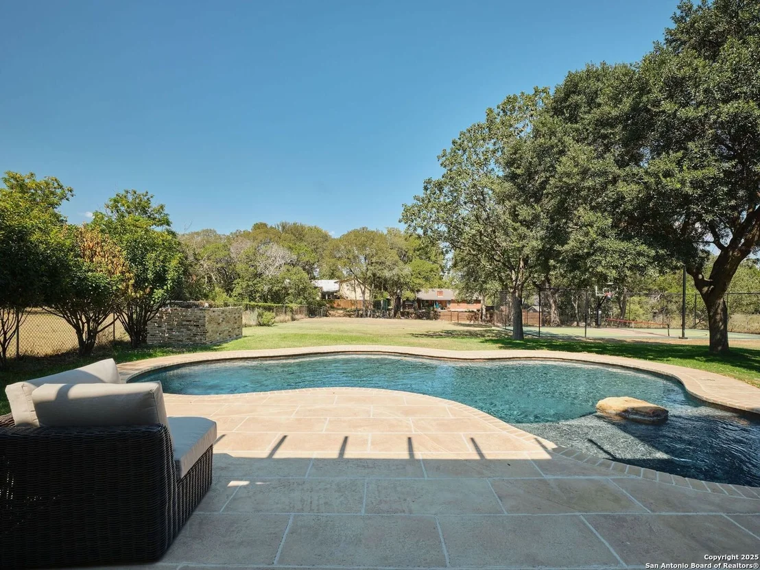 Photo of 353 Lakeview Blvd