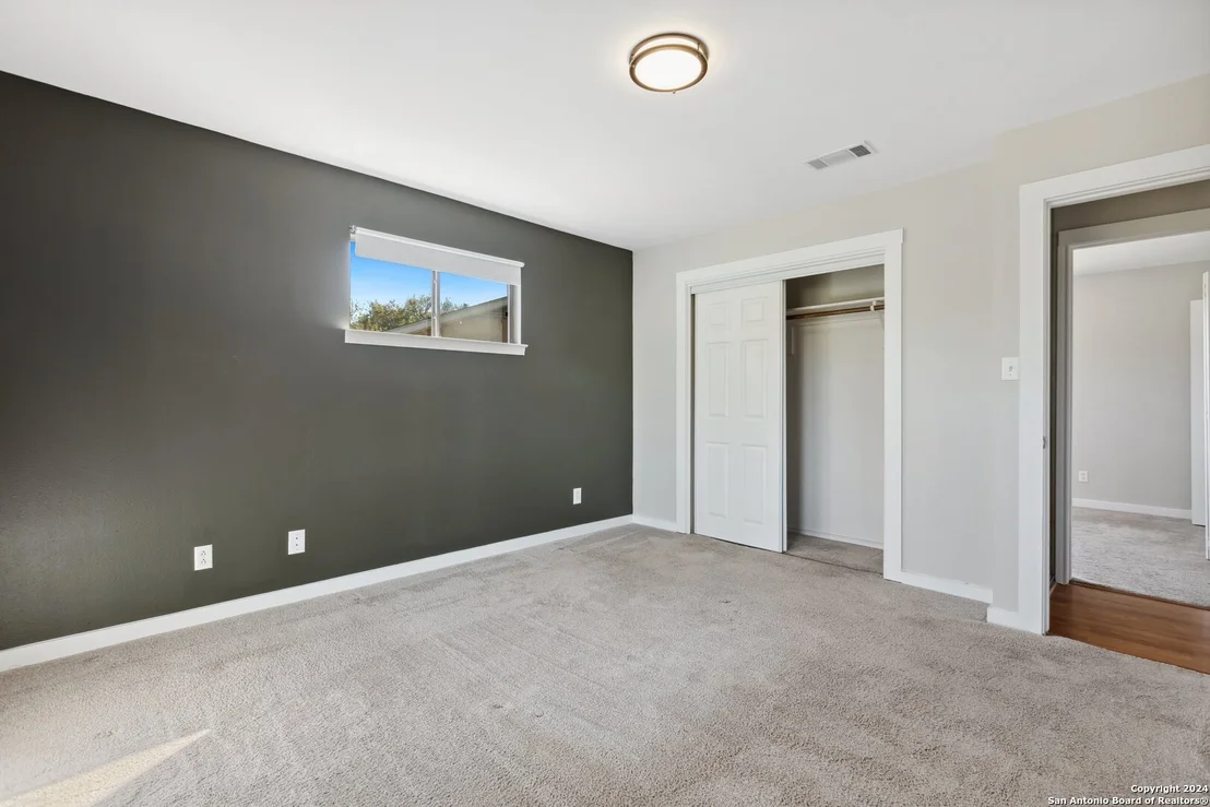 Photo of 8 ROSELAWN CIR