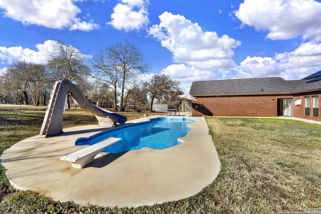 Photo of 330 TWIN OAK