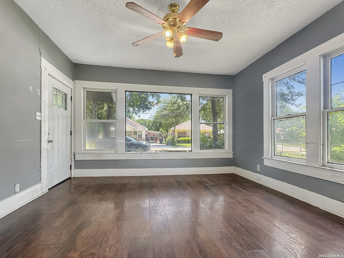 Photo of 423 Barrett Place