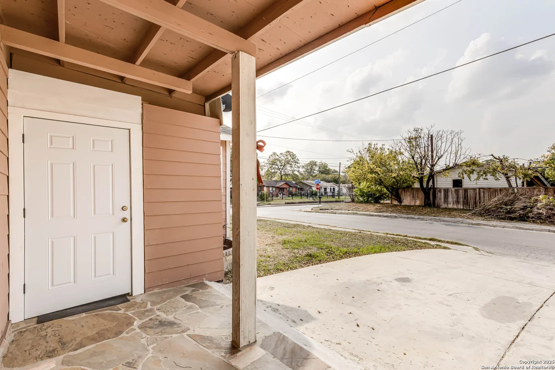 Photo of 835 Grosvenor