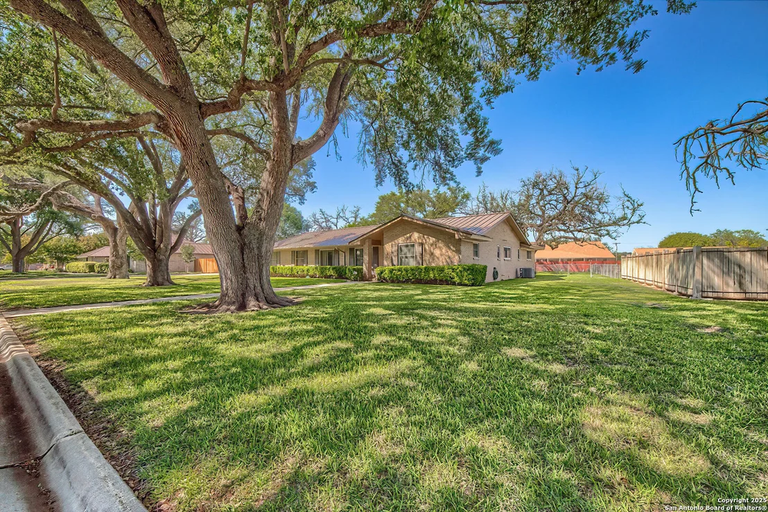Photo of 1206 Acorn