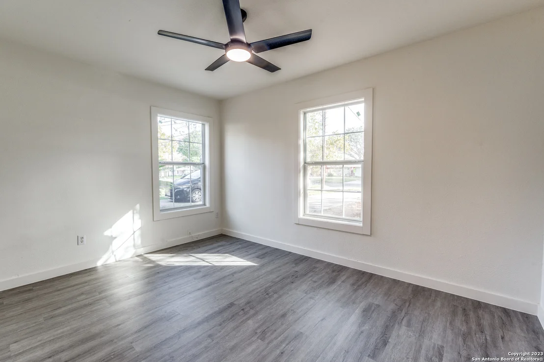 Photo of 827 WARE BLVD