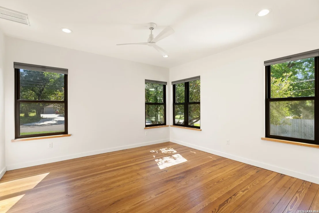 Photo of 1402 HUTTO RD