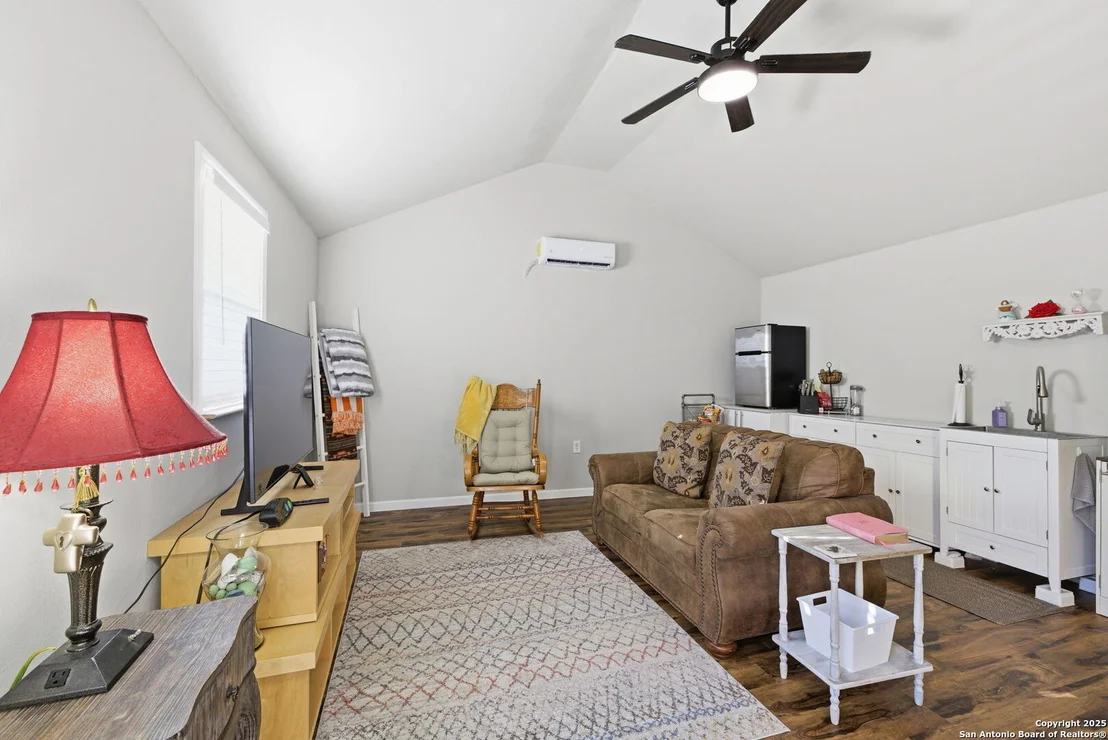 Photo of 2183 Hiline